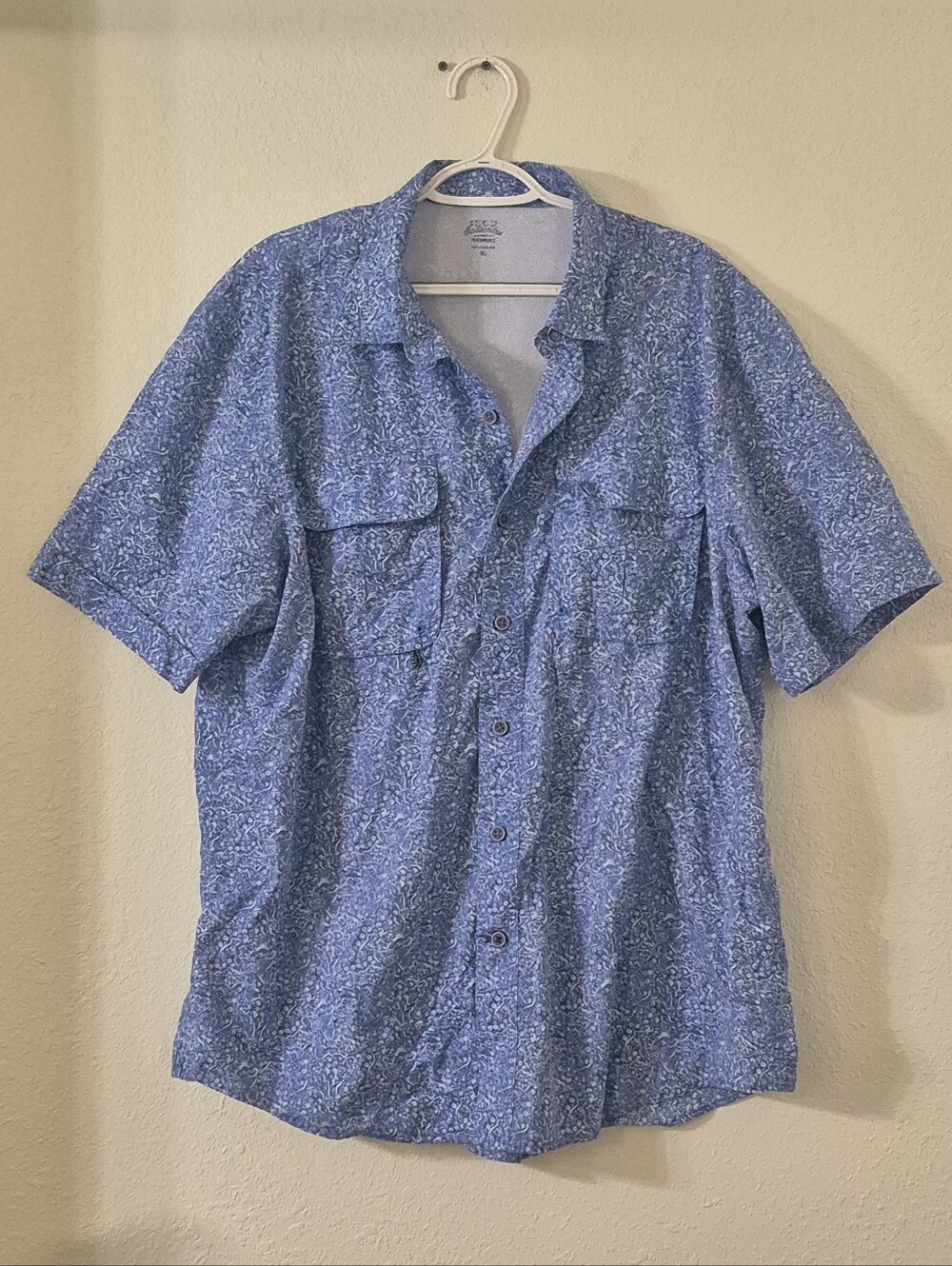Izod Men's Blue Short-Sleeve Button-Down Shirt with A Fish Print